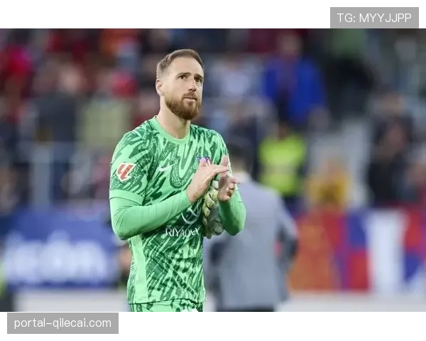 特写镜头:奥布拉克快速手抛球发动进攻,马竞3秒内将球发展至对方禁区